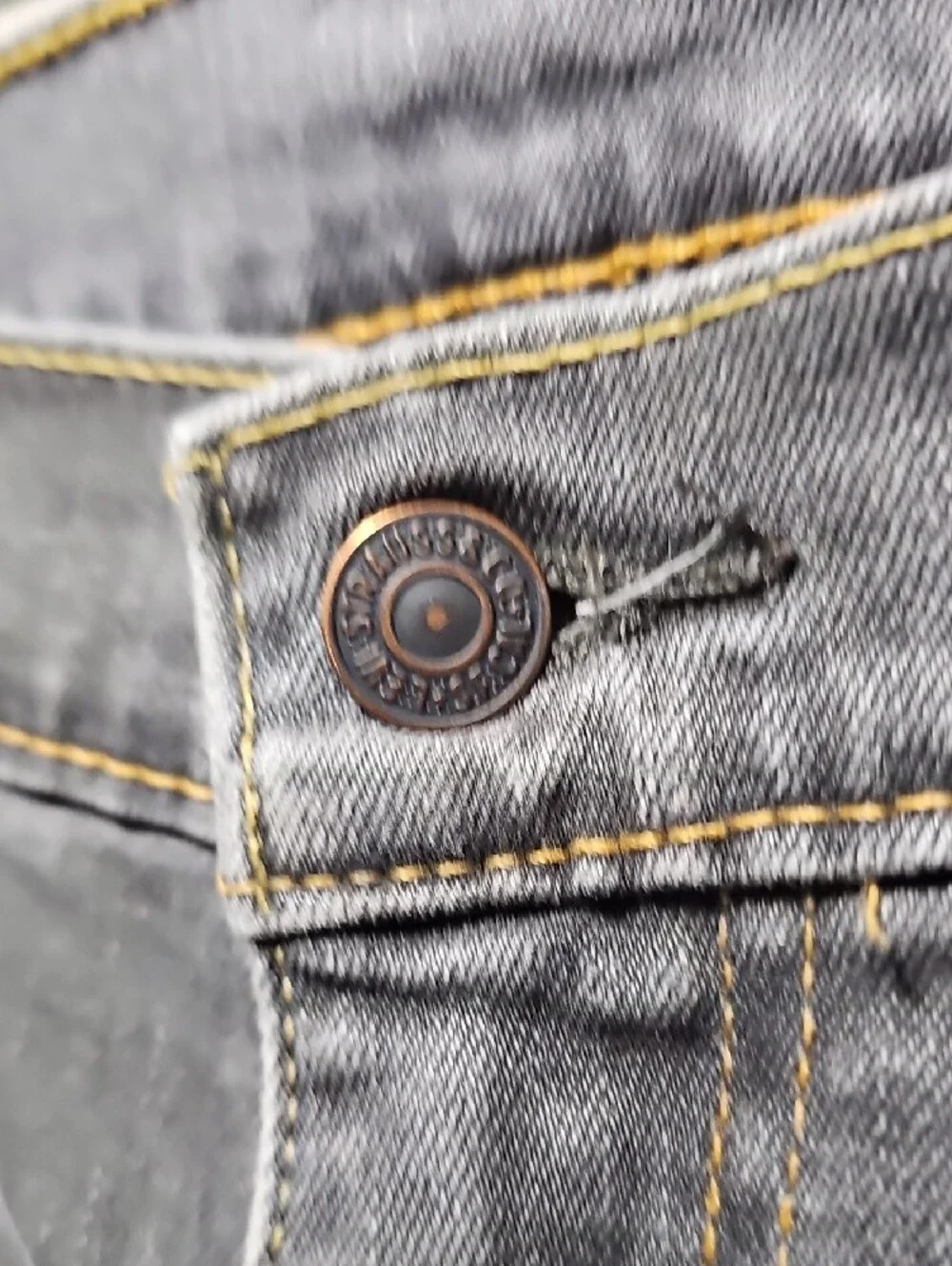Levis slim straight
